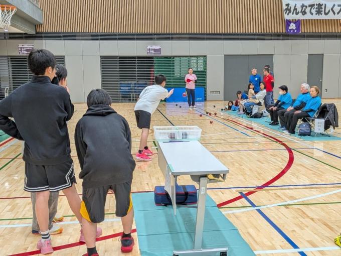 ボールを投げている様子