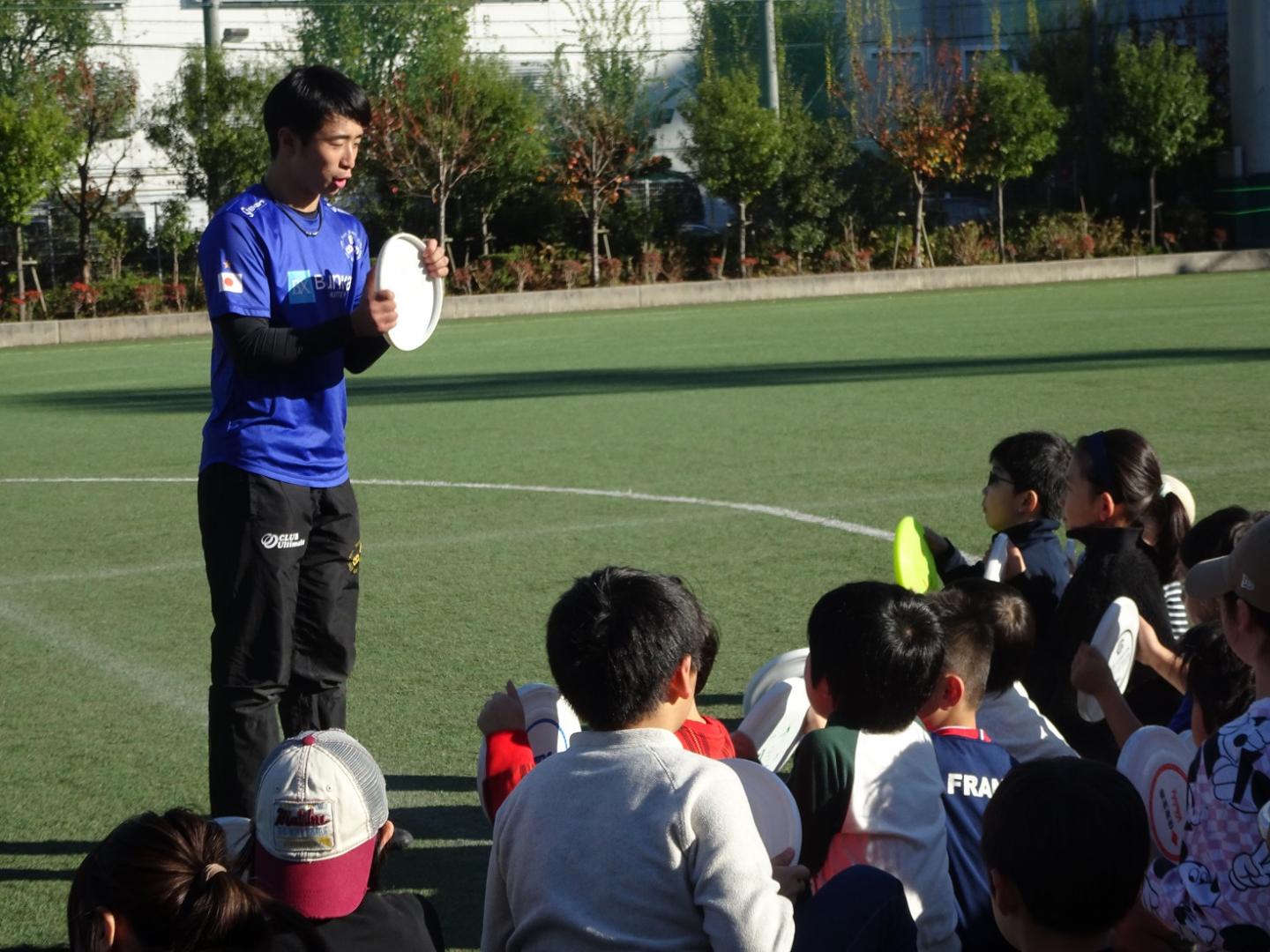 講師の説明を聞いている子どもたち