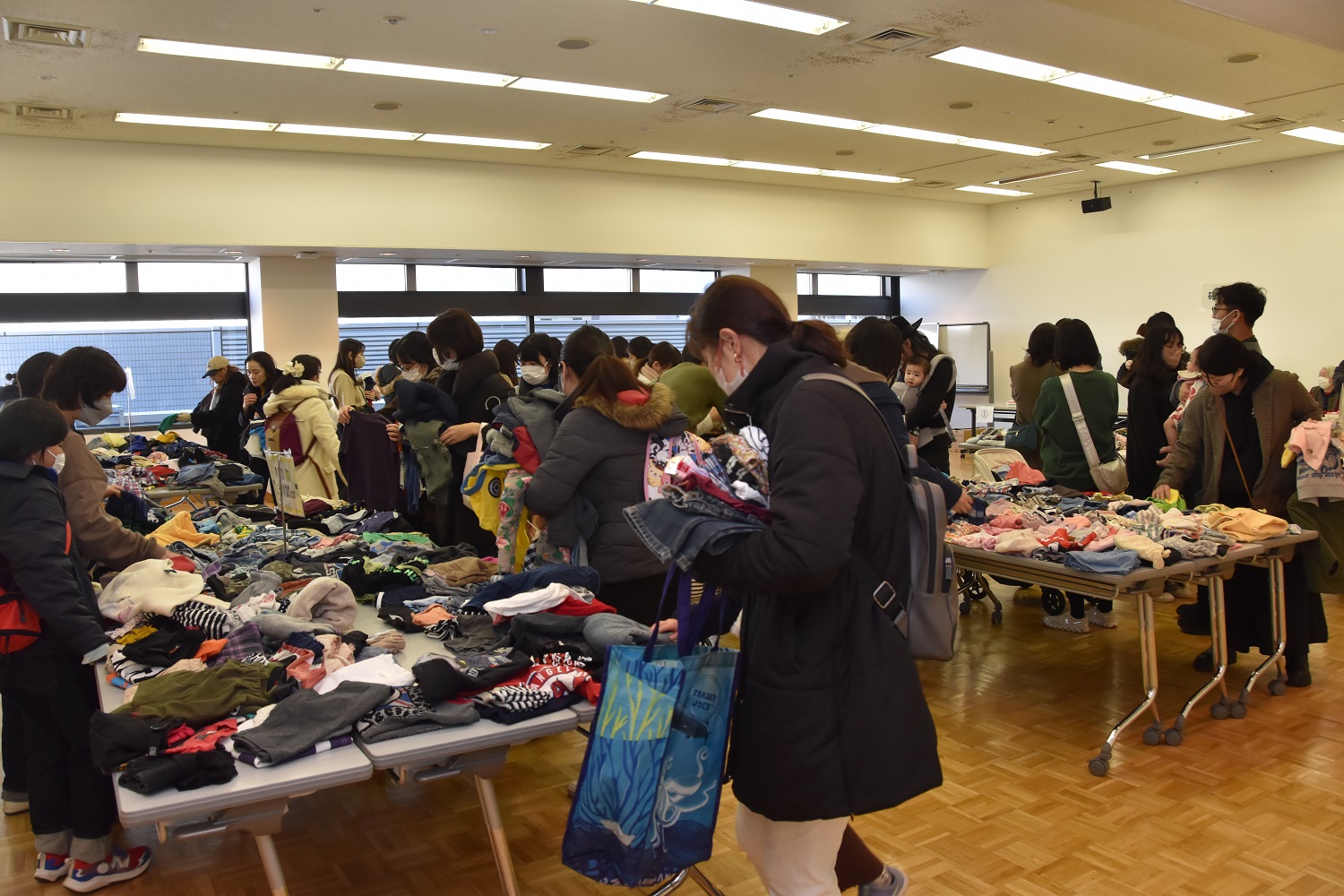 「子ども服無料頒布会」会場の様子2