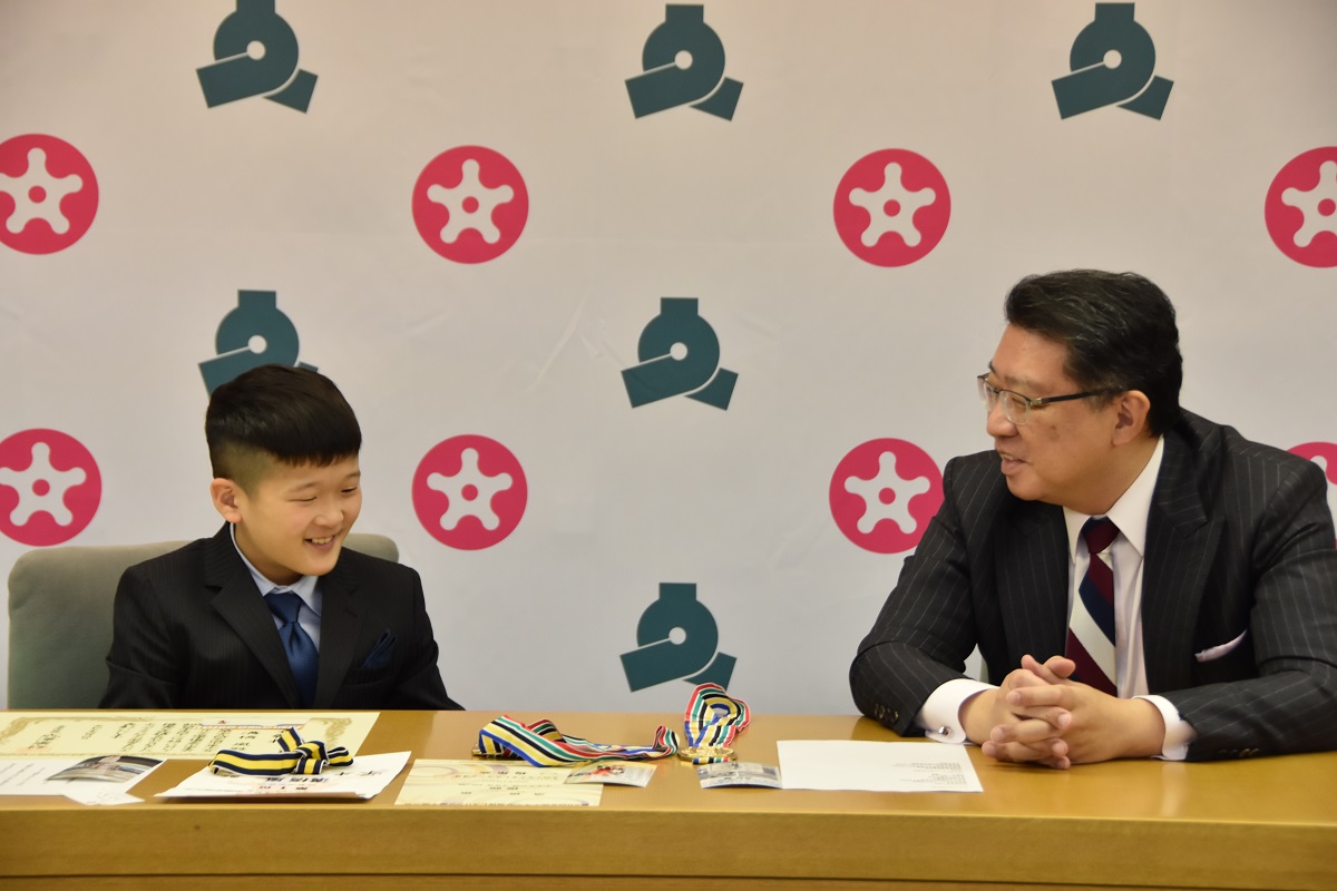 溝橋選手と成澤区長が談笑している様子