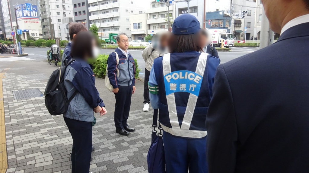 違反屋外広告物の除却作業の様子