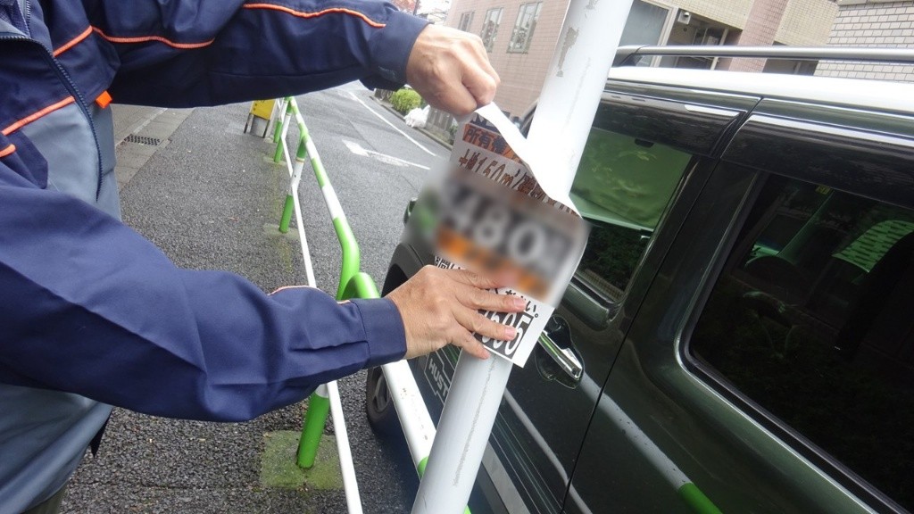 違反屋外広告物の除却作業の様子