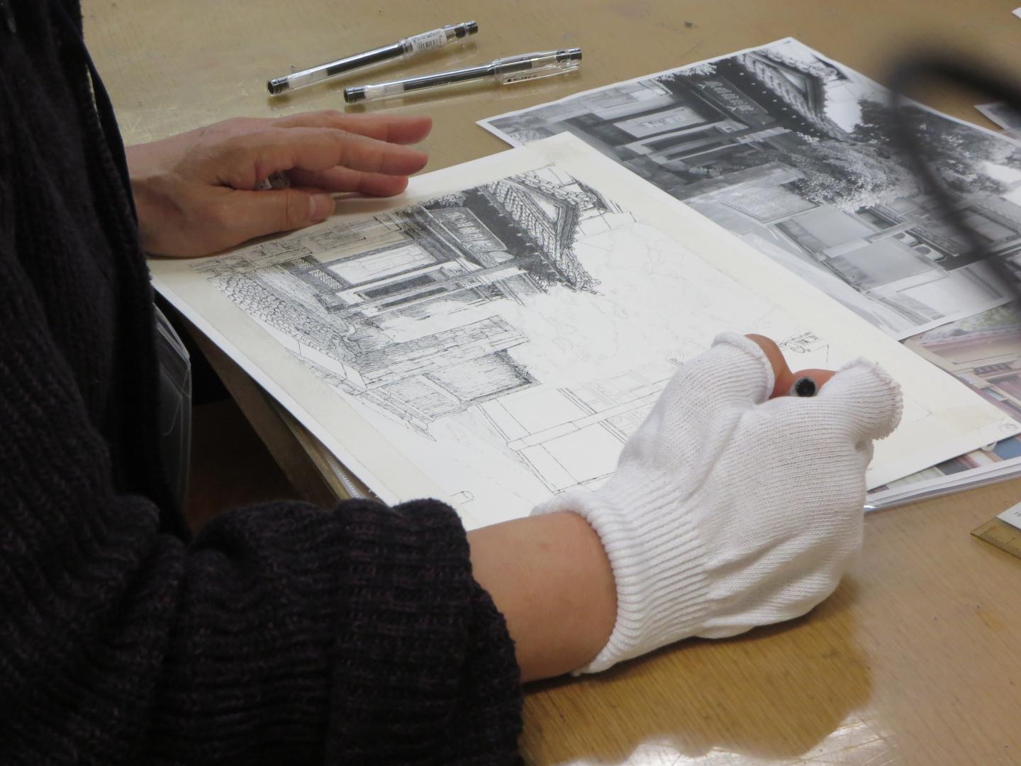 ペン画を描いている様子