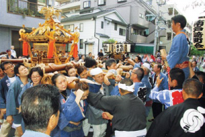 画像：簸川神社大祭神酒所前にて御神輿