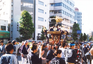 画像：「重厚にして華麗」な町内大神輿が白山通りを渡御