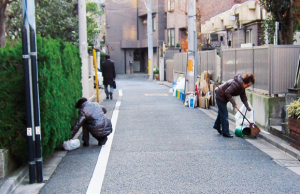 画像：緑多い町の為に、玄関先掃除をしています