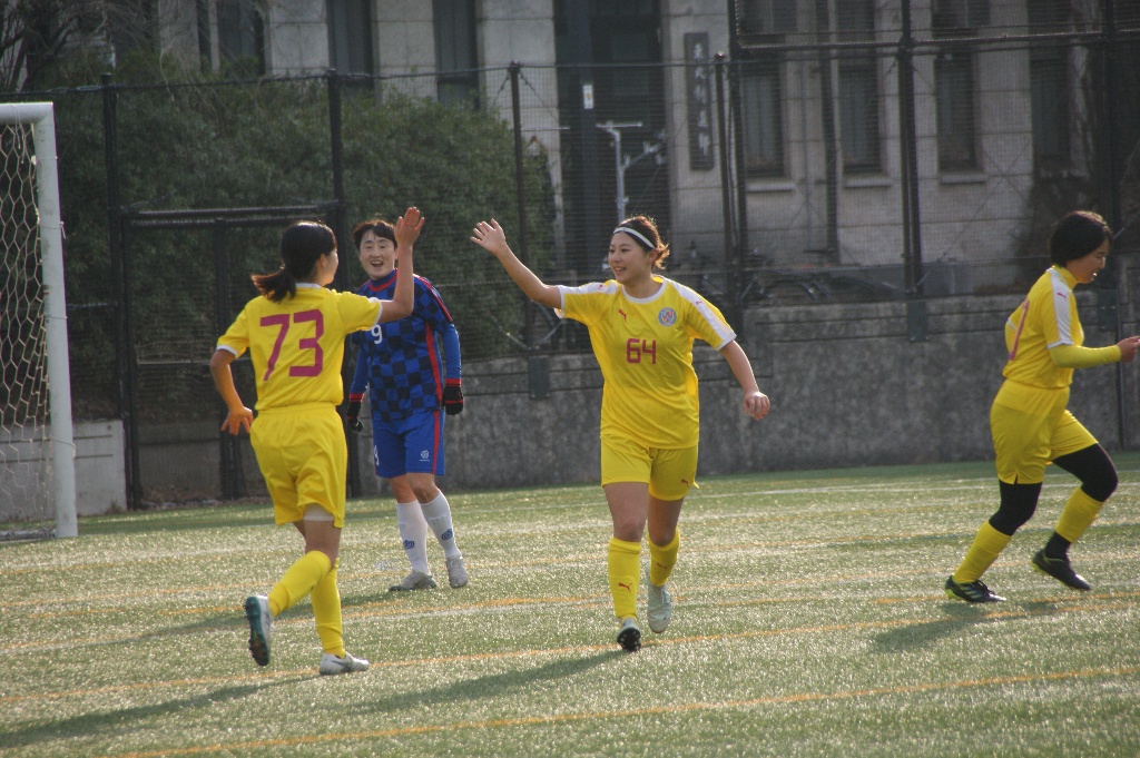 ハイタッチしている様子