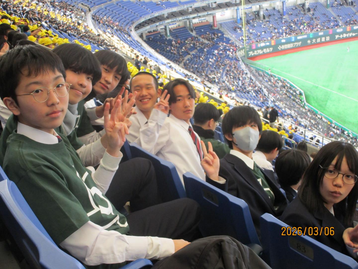 ピースしている子どもたち