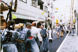 画像：町内巡行中の祭りの一コマ