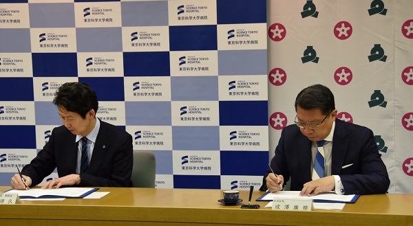 署名している様子