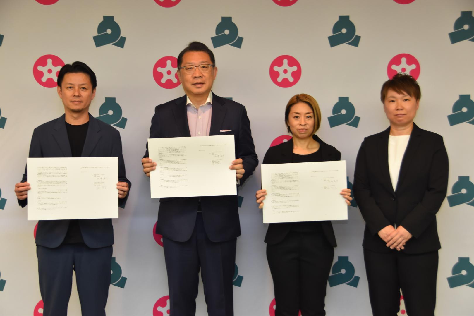 協定式の参加者が並んでいる様子。