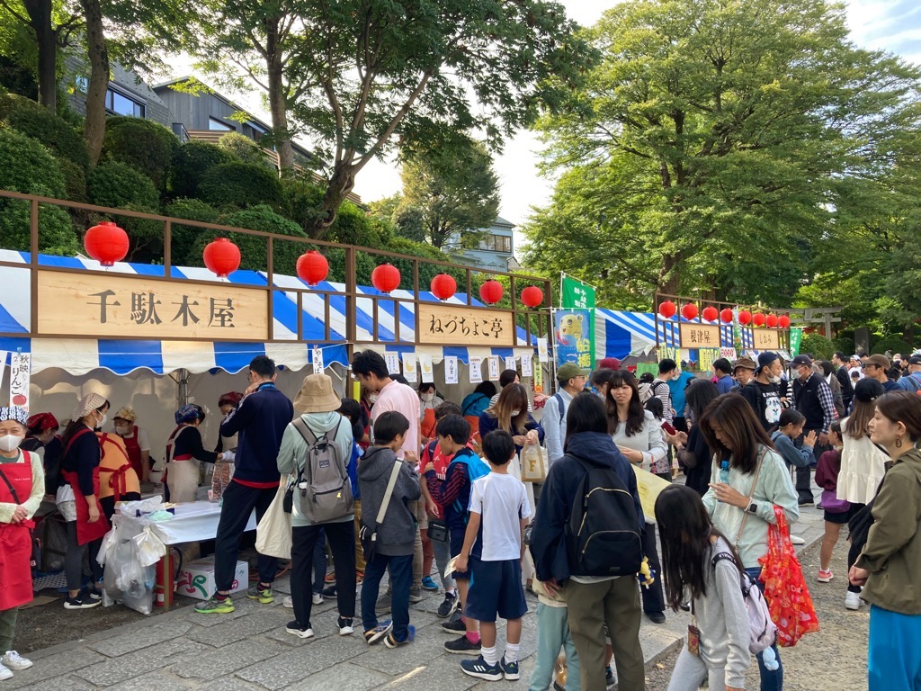 出店に人がたくさん並んでいる様子