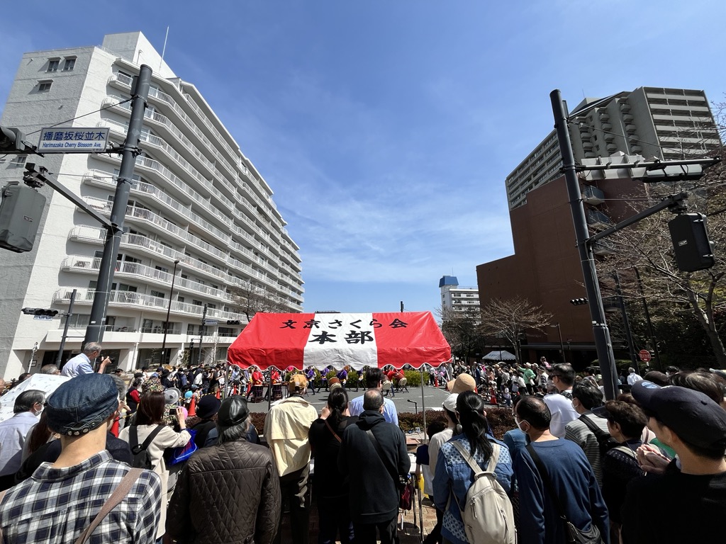 助六太鼓の演奏を聴く人達