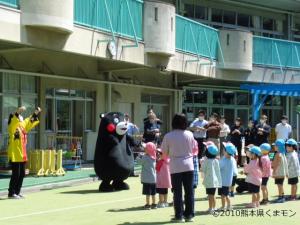 幼稚園にサプライズで登場したくまモン1