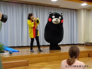 幼稚園にサプライズで登場したくまモン2