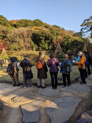 日本庭園の数式について聴講される様子