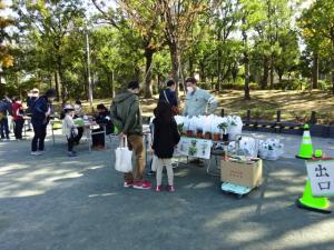 参加者の小学生とその親御さんが景品を選ぶ様子