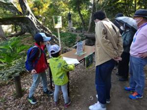 参加者のお父さんが子供と一緒にクイズの答えを一生懸命考える様子