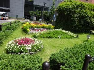 後楽園駅入り口の横の花壇の写真2