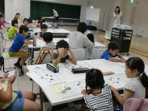 2100年未来の天気予報キャスターの話を聞く様子