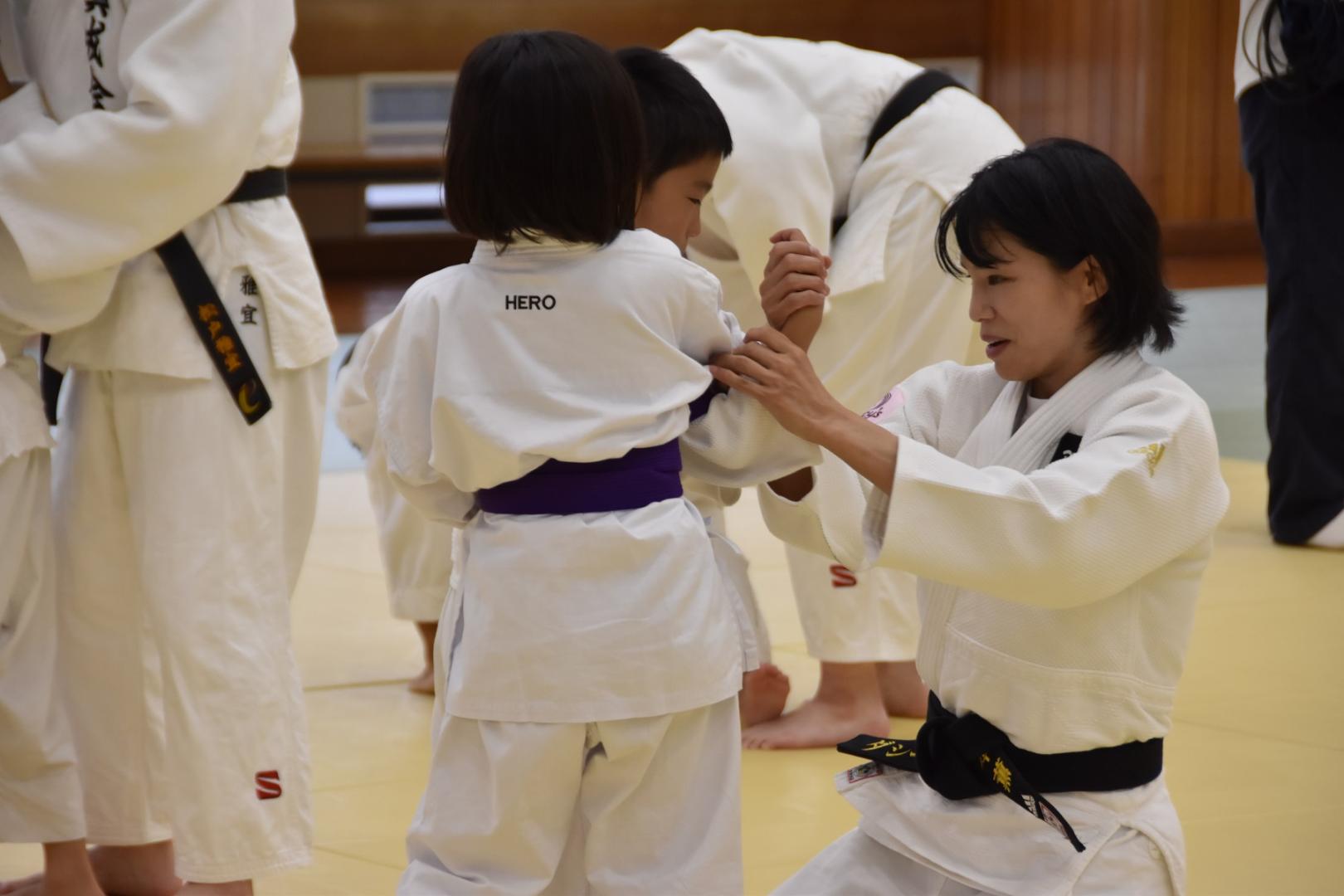 子どもたちにレクチャーする松本さん