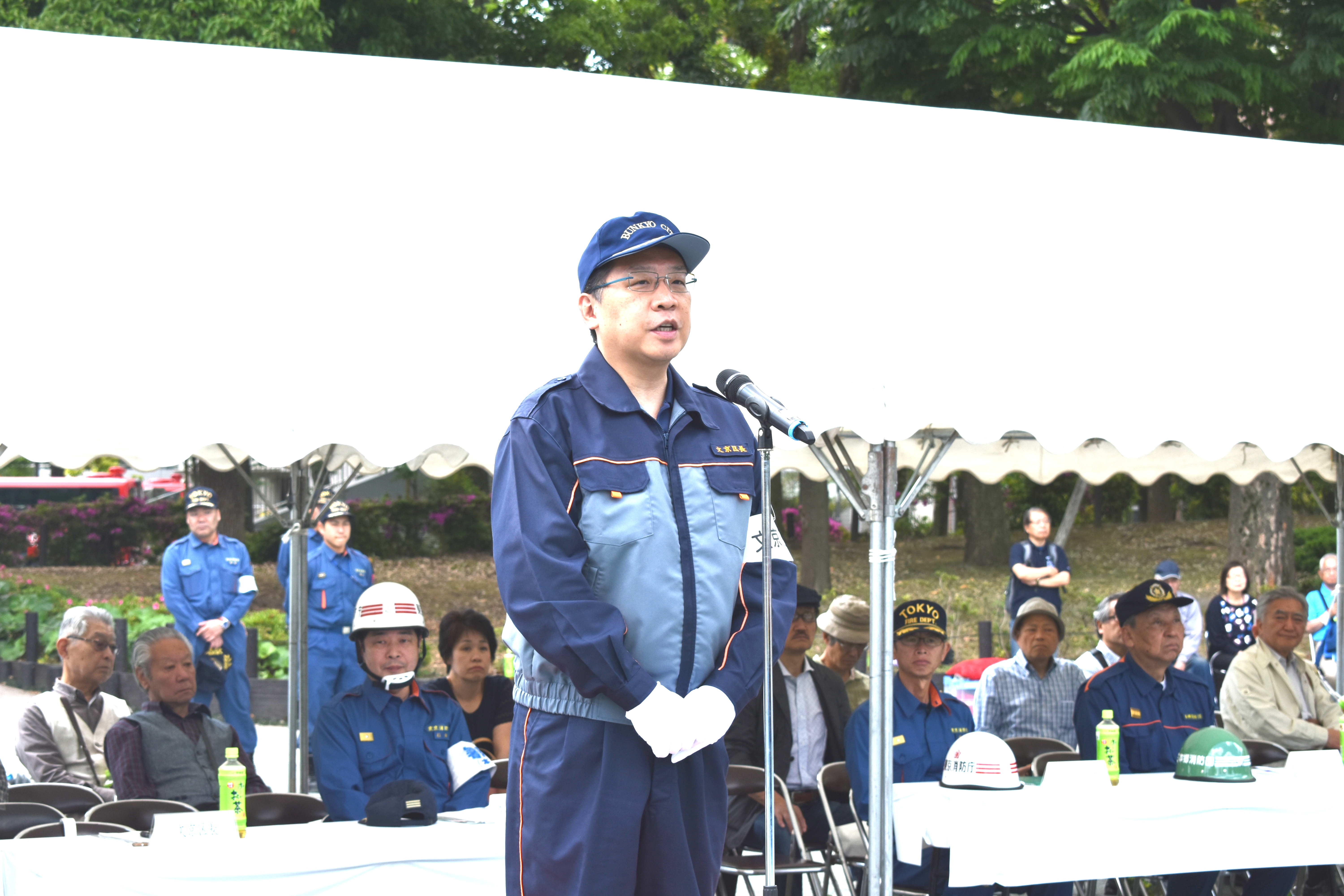 区長が挨拶している様子