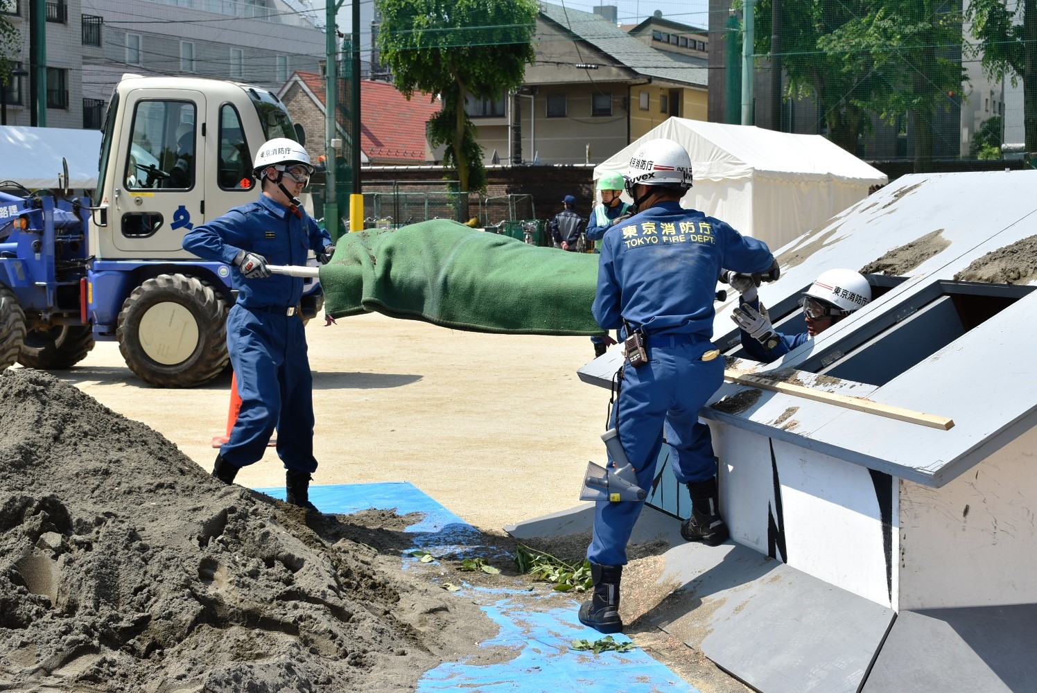 水防訓練に参加する消防職員の様子