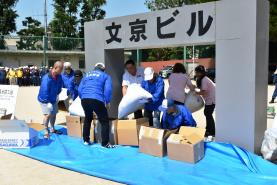 訓練に参加する地域住民の様子