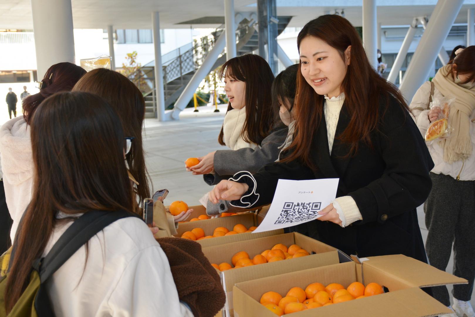 日本女子大学みかん配布