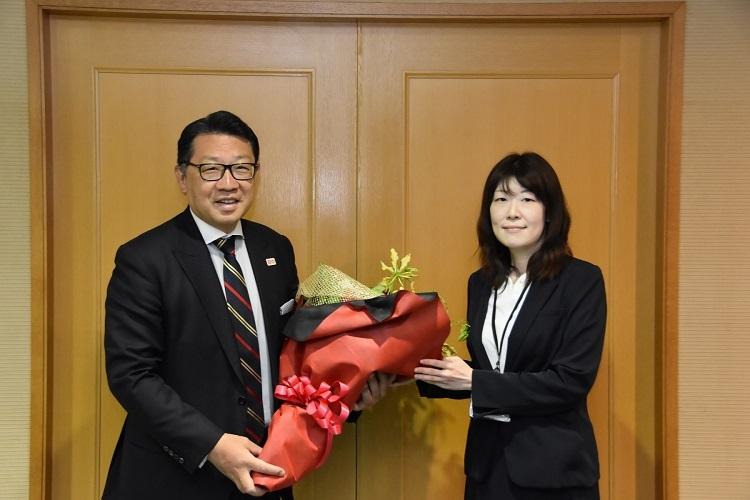 区長が花束を受け取る様子