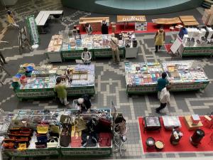 たくさんの作業製品が並びます